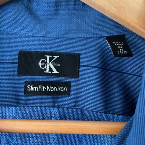 Mens XL Calvin Klein slim fit non-iron blue button down - Picture 3 of 3